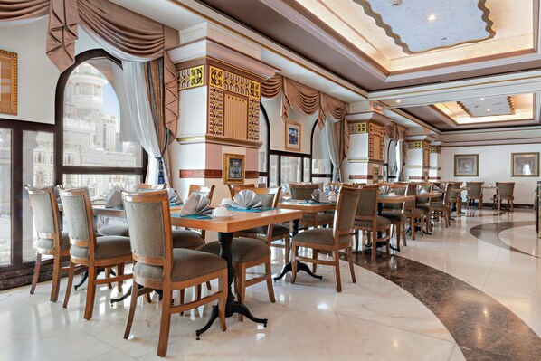 2 restaurants, breakfast served