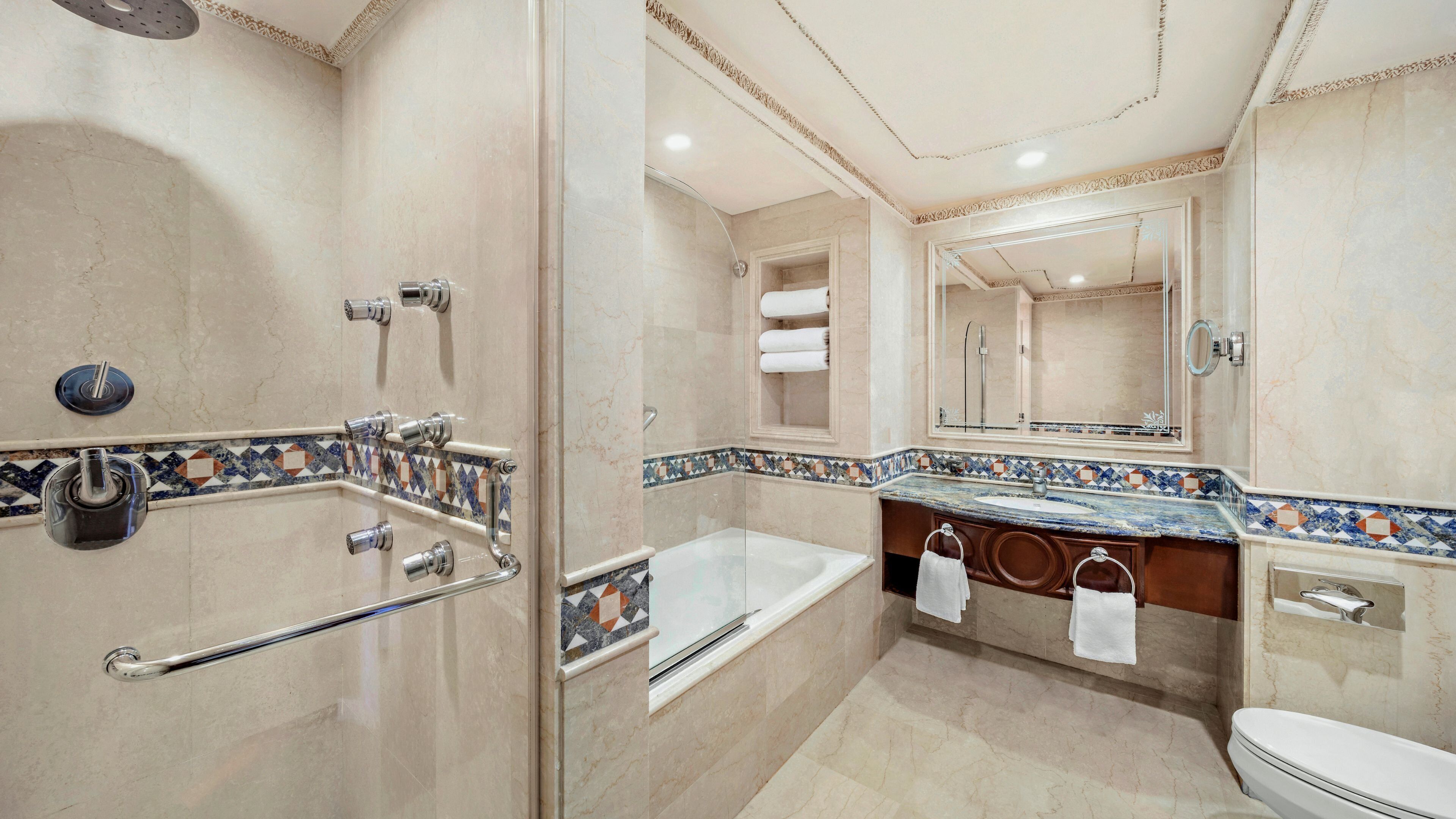 Suite Luxury, 3 camere da letto (Amiri, Haram View) | Bagno | Combinazione doccia/vasca, set di cortesia gratuito, asciugacapelli