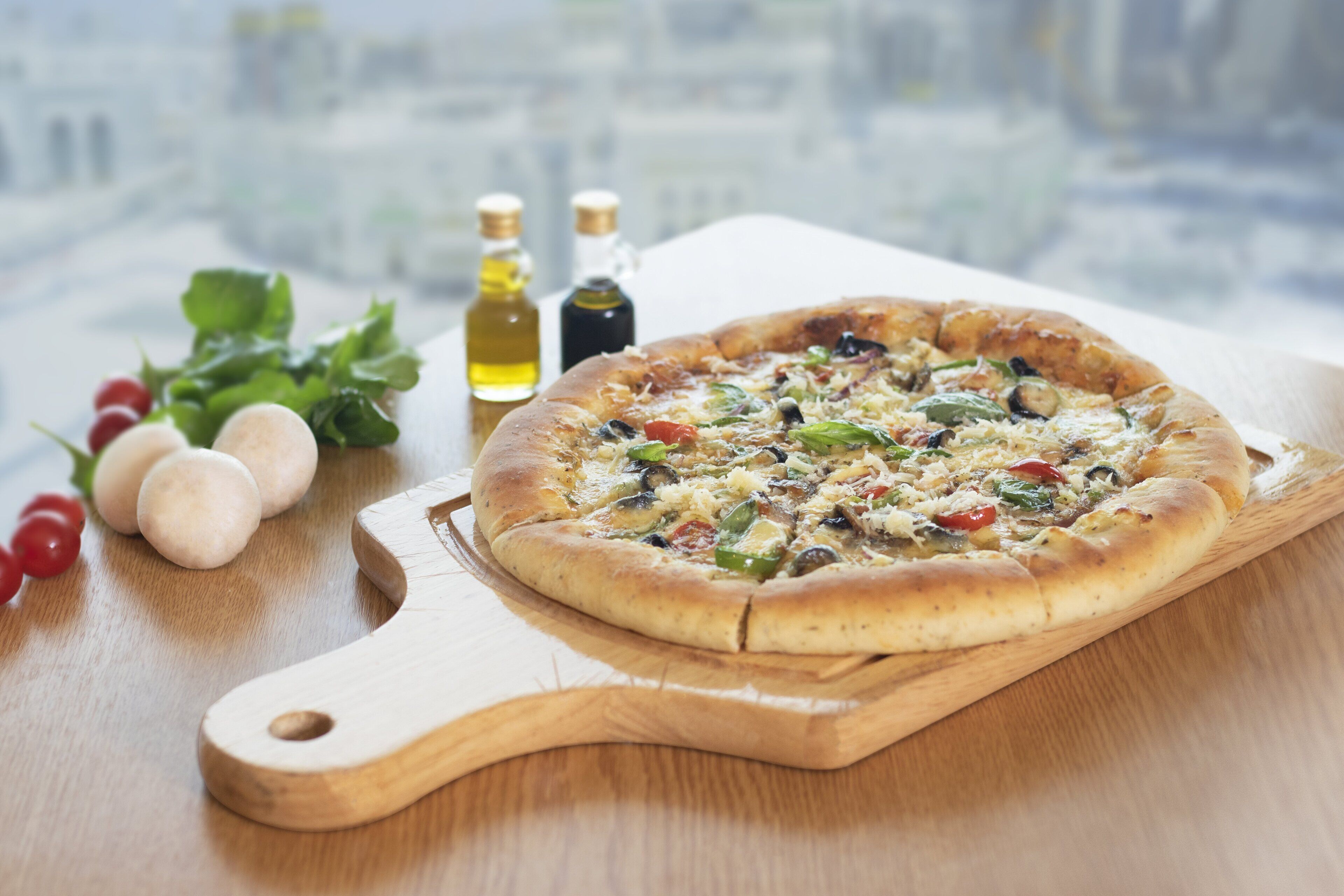 2 か所のレストラン : 朝食、ランチ、ディナーに営業