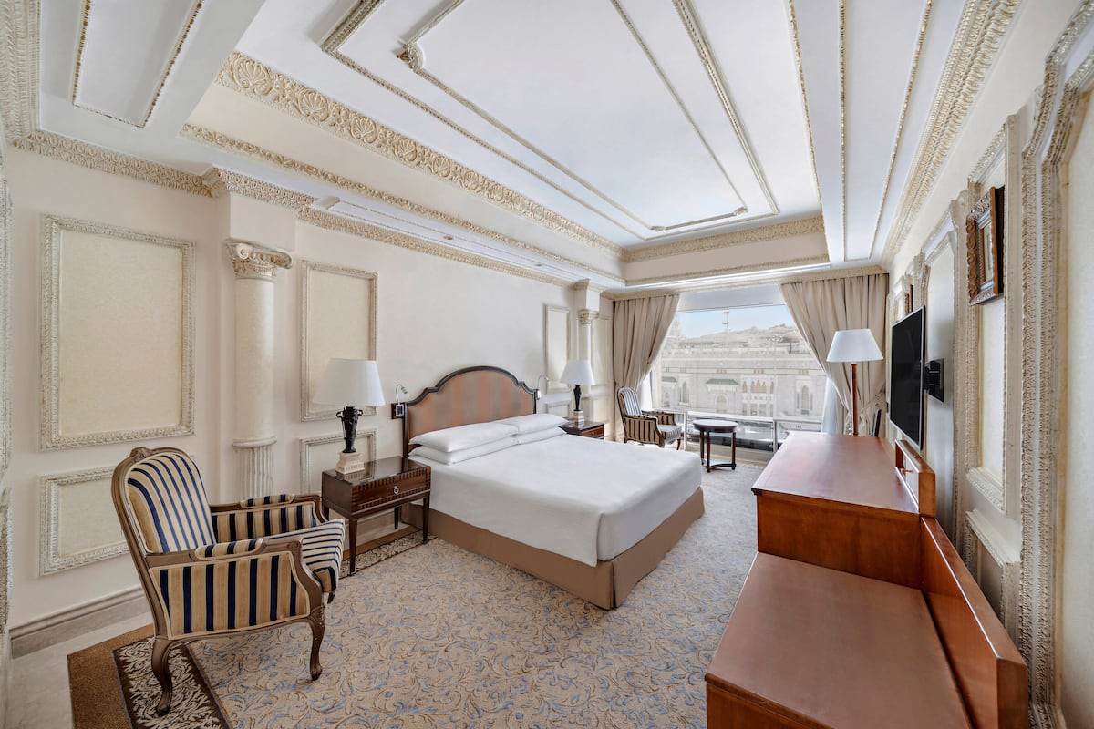 1 bedroom, Egyptian cotton sheets, premium bedding, down comforters