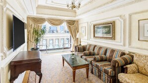 Un salon spacieux avec un grand canapé, une table basse et un téléviseur.