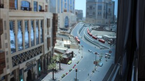 A cityscape with modern buildings, a curved road, and a clear sky. - Intercontinental Dar Al Tawhid Makkah by IHG (Makkah)