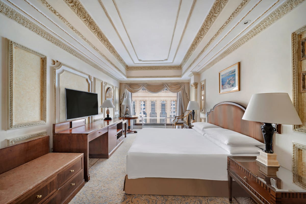 1 bedroom, Egyptian cotton sheets, premium bedding, down comforters