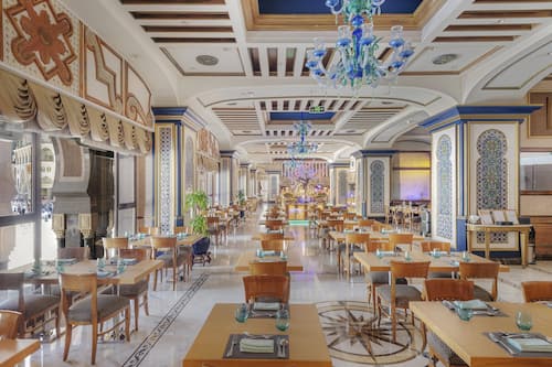 2 restaurants, breakfast served