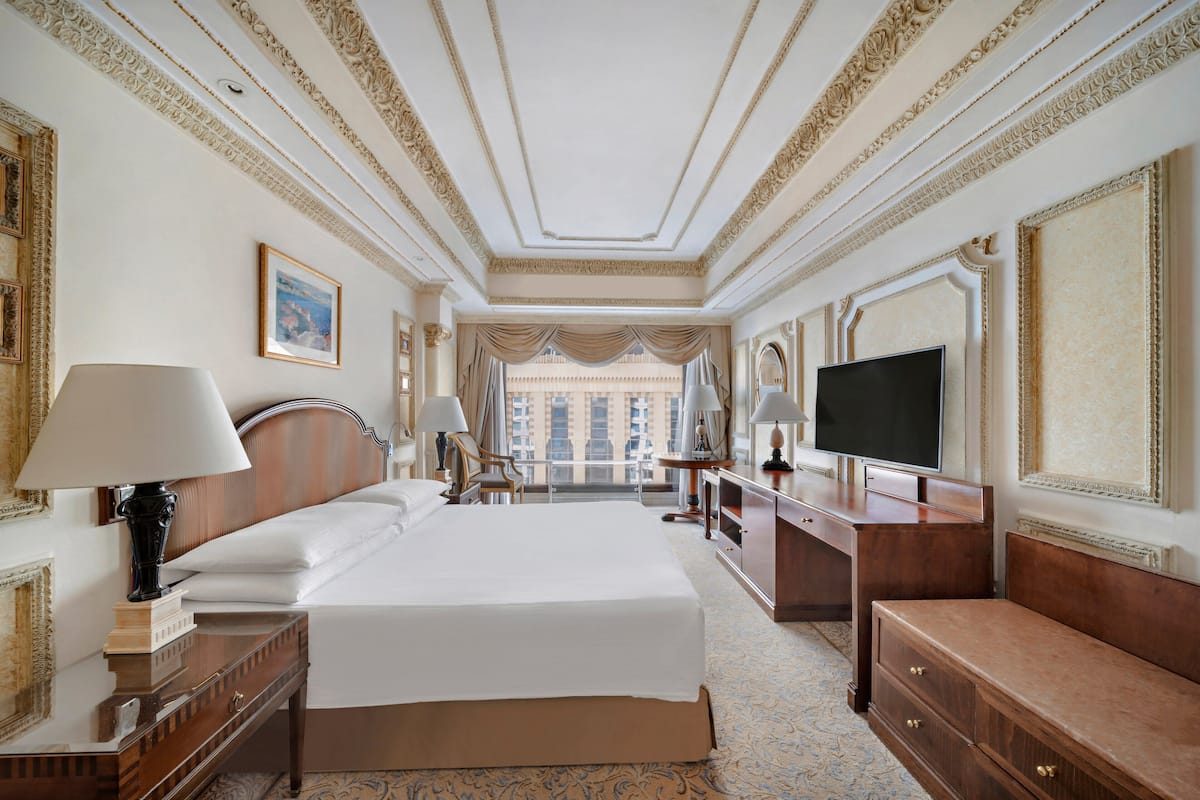 1 bedroom, Egyptian cotton sheets, premium bedding, down comforters