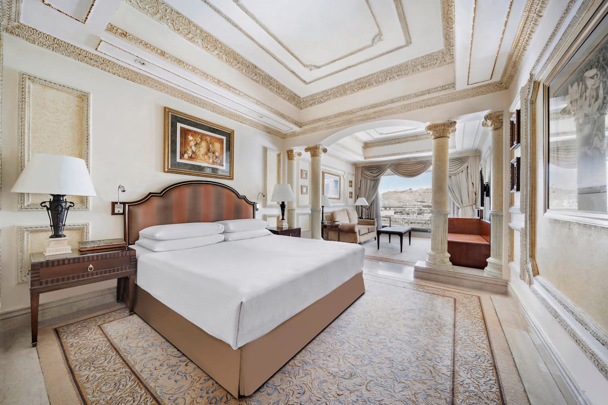 1 bedroom, Egyptian cotton sheets, premium bedding, down comforters