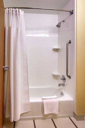 Ducha y bañera combinadas y artículos de higiene personal gratuitos