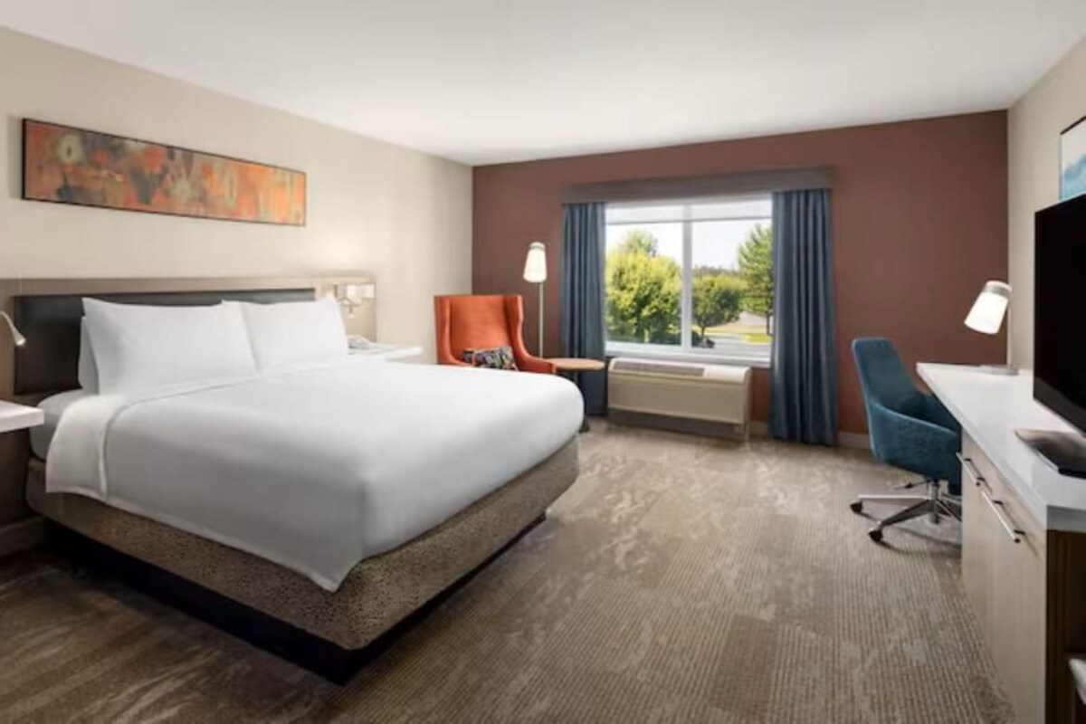 In-room safe, desk, laptop workspace, iron/ironing board