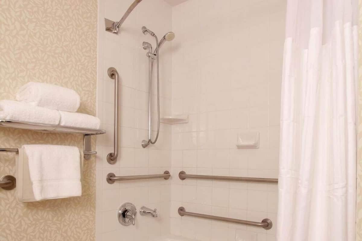 Salle de bain | Baignoire, articles de toilette gratuits, sĂšche-cheveux
