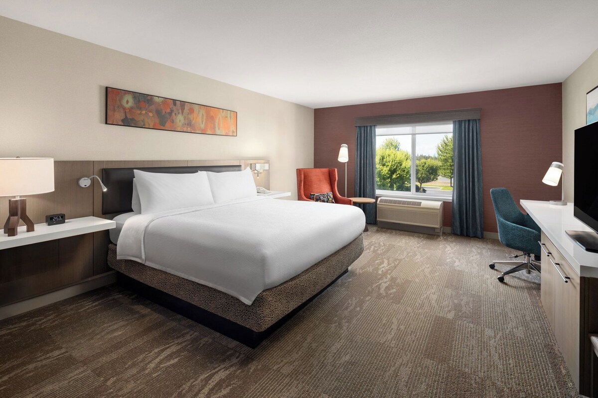 In-room safe, desk, laptop workspace, iron/ironing board