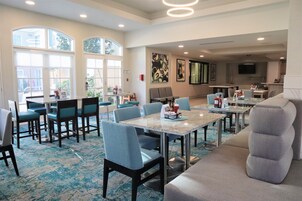 Breakfast and dinner served