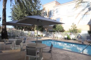 Piscine extérieure, parasols de plage, chaises longues