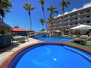 Outdoor pool, pool umbrellas, sun loungers - The Westmarine Waterfront Hotel (La Paz)