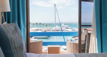 The Westmarine Waterfront Hotel