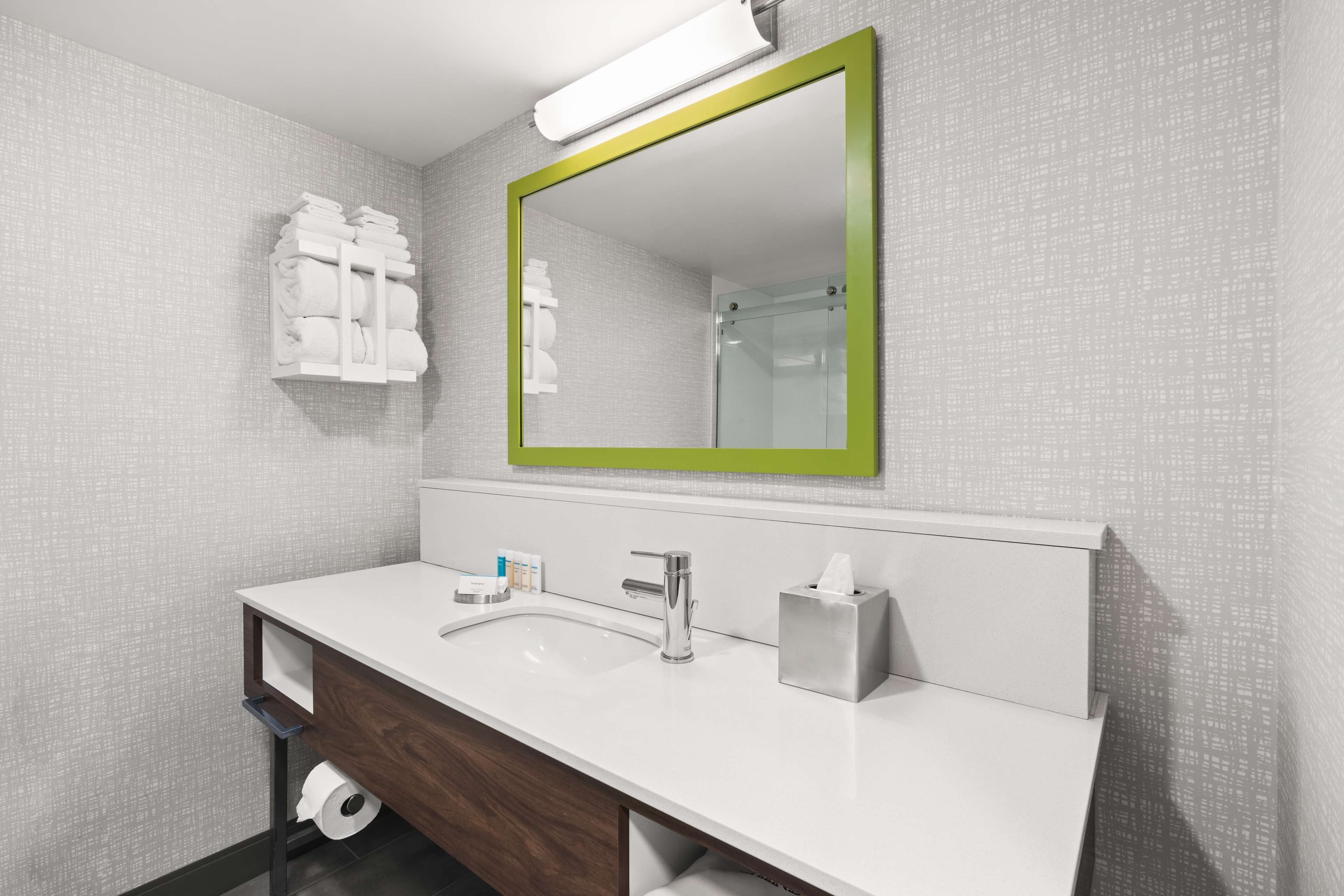 combined shower/bathtub, free toiletries, hair dryer, towels