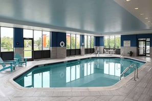 Piscine extérieure en saison, accès possible de 9 h à 21 h, parasols