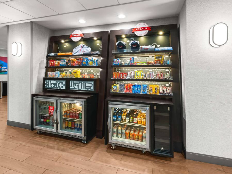 Een gekoelde vitrine met snacks en drankjes.