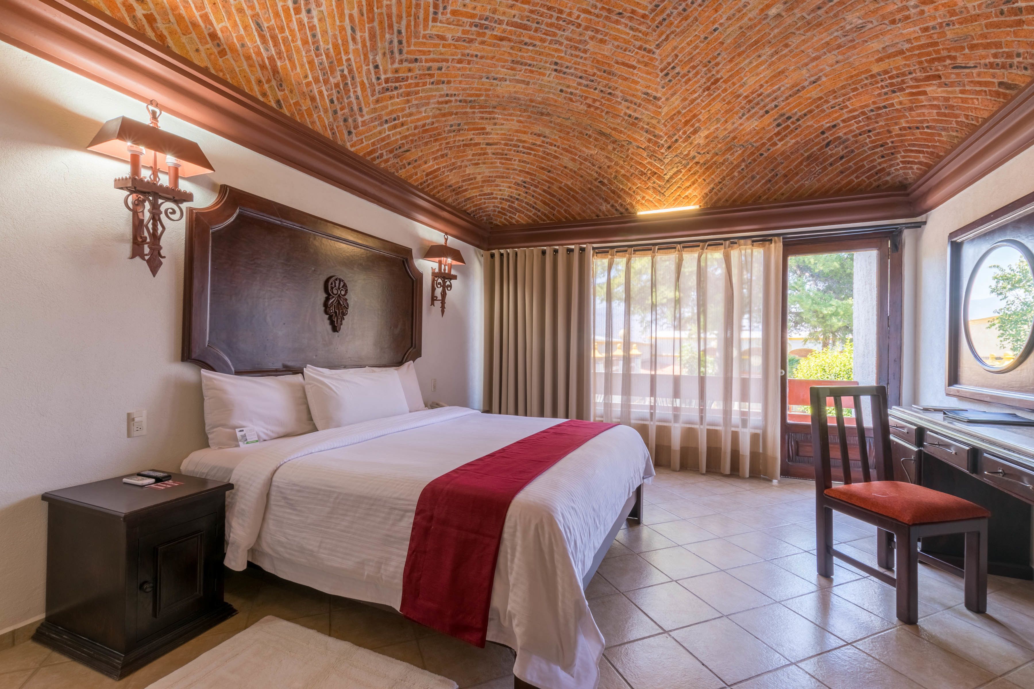 Caja fuerte, tabla de planchar con plancha, wifi gratis