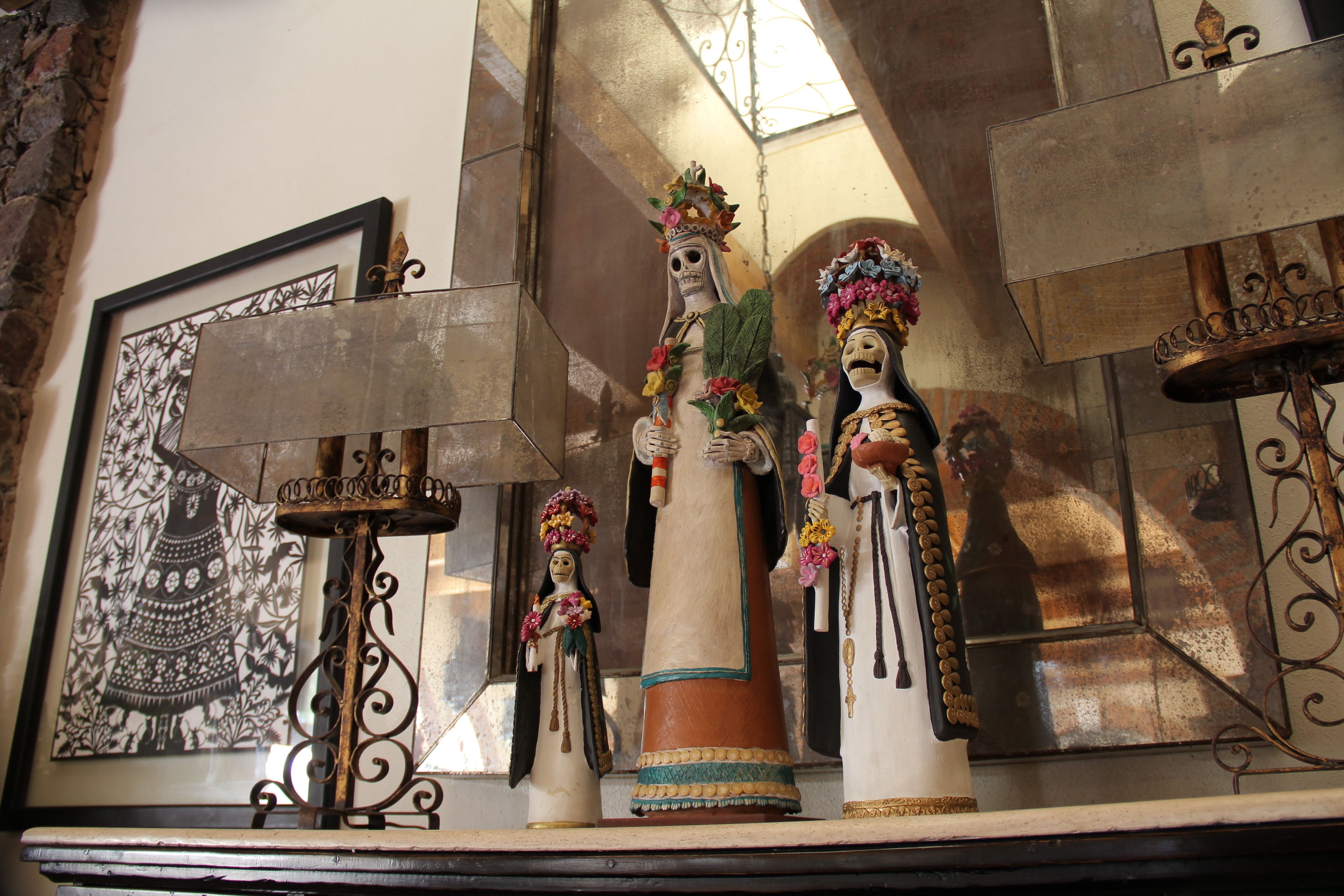 Exhibición de estatuas religiosas ornamentadas, con detalles florales intrincados y vestimenta tradicional.