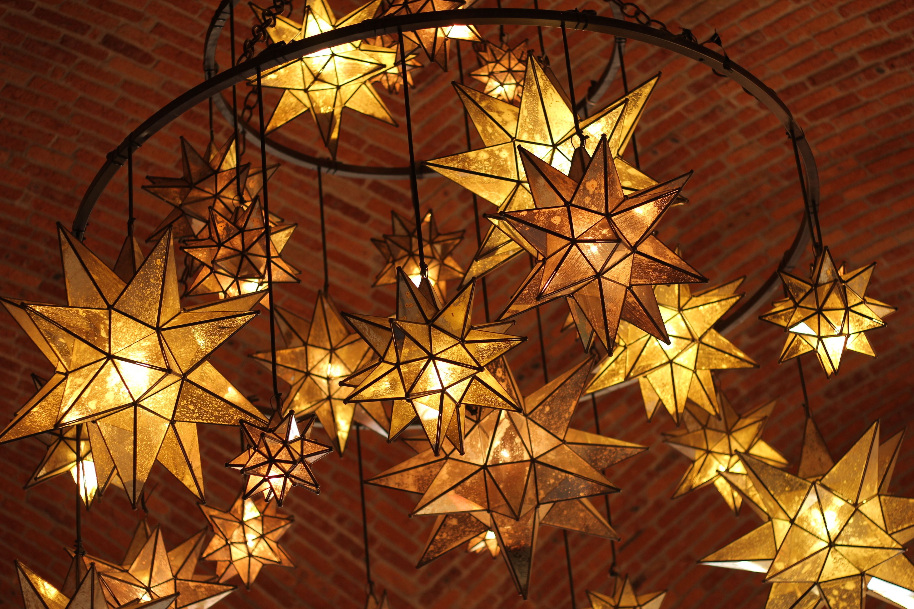 Teto com várias luminárias pendentes em formato de estrela.