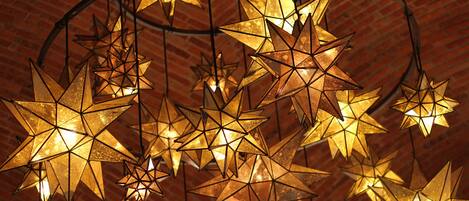 Teto com várias luminárias pendentes em formato de estrela.