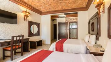 Caja de seguridad en la habitación y tabla de planchar con plancha