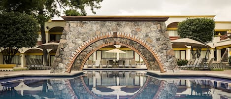 Una piscina al aire libre