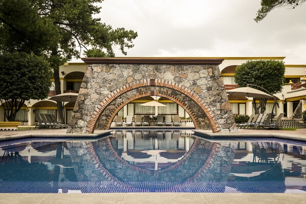 Una piscina al aire libre