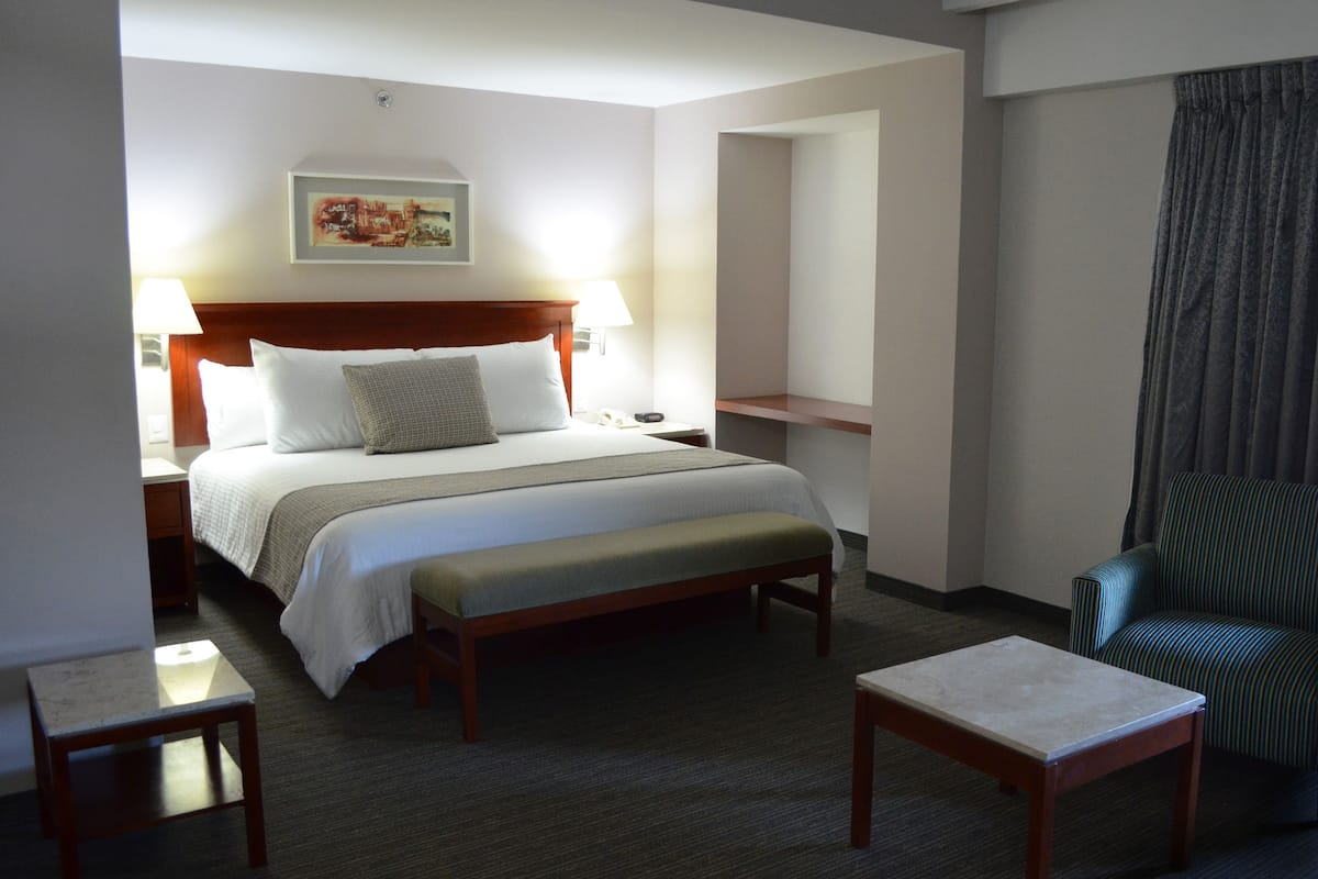 Suite Junior | Seprai premium, selimut bulu angsa, minibar, dan brankas
