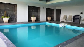 Alberca techada, acceso de 08:00 a 21:00, y camastros