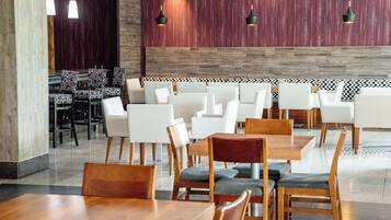 Se sirven desayunos, comidas y cenas con mesas al aire libre