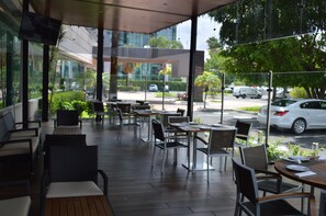 Petit-déjeuner et déjeuner servis sur place, restauration en plein air 