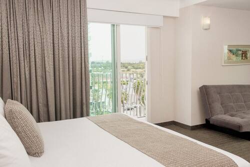 Suite, 1 très grand lit | Vue de la chambre