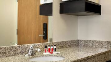 Combined shower/tub, free toiletries, hair dryer, towels