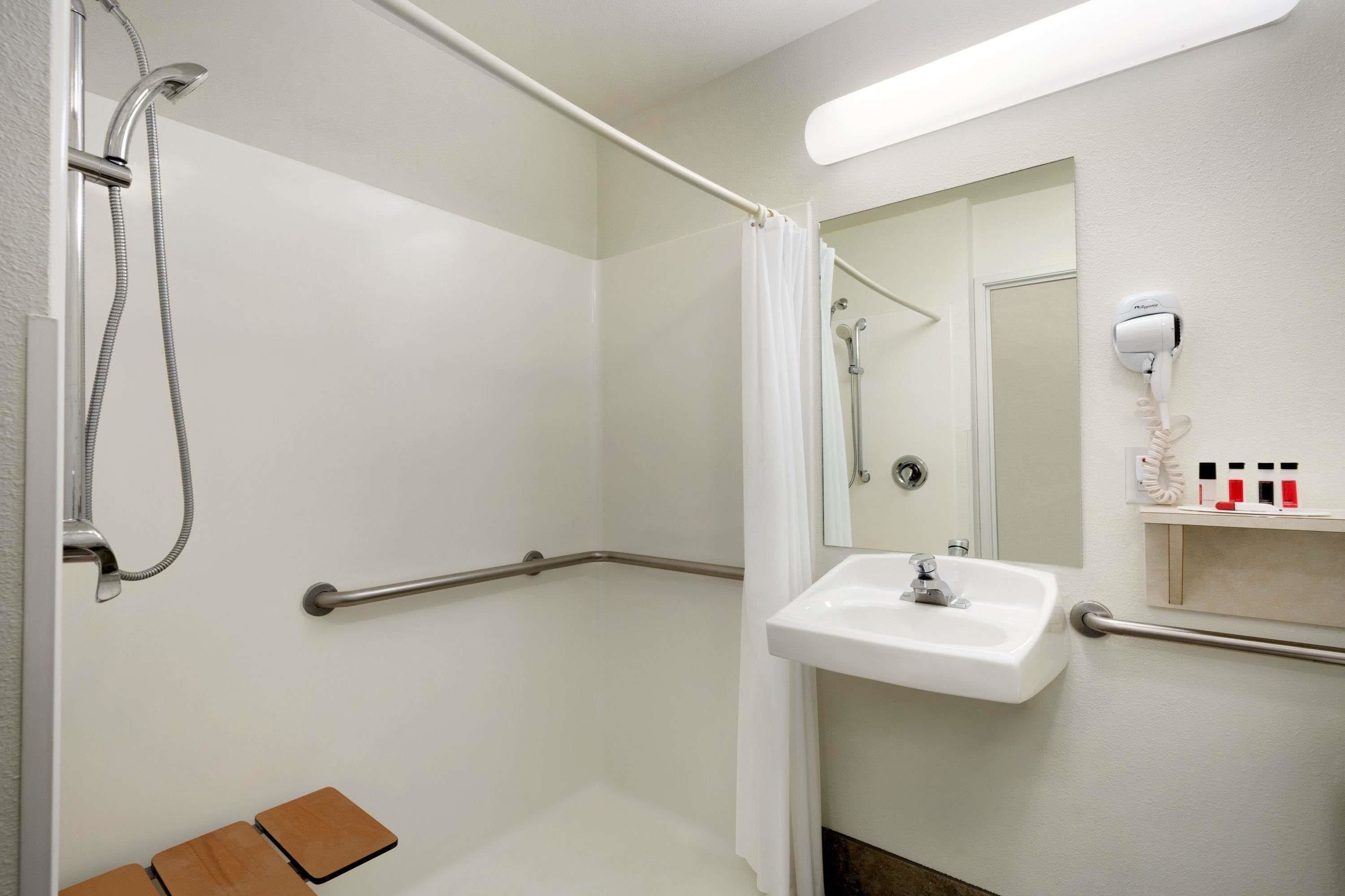 Combined shower/tub, free toiletries, hair dryer, towels