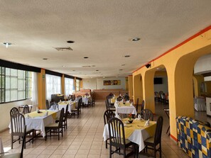 供应早餐、午餐和晚餐