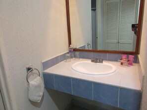 Superior kamer | Badkamer | Een douche, handdoeken, zeep, shampoo