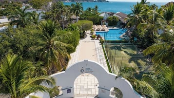 2 piscinas externas, funciona das 9h às 21h, guarda-sóis