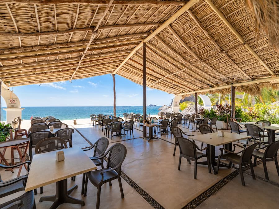 Nær stranden, buss til stranden (inkludert), solsenger og parasoller