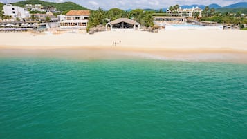 Beach nearby, free beach shuttle, sun-loungers, beach umbrellas
