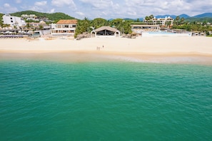 Beach nearby, free beach shuttle, sun loungers, beach umbrellas