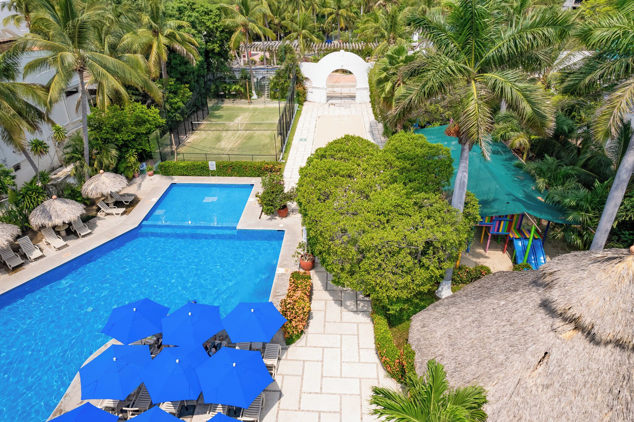 2 utendørsbassenger, bassengparasoller og solsenger