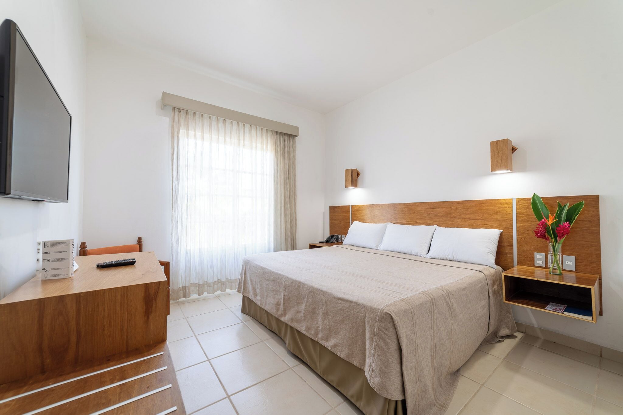 セーフティボックス (室内)、客室ごとに異なる装飾、客室ごとに異なるインテリア、デスク