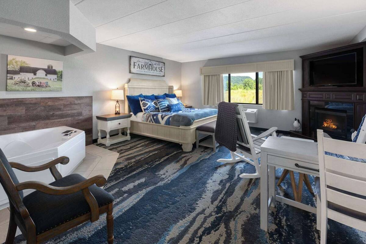 Desk, iron/ironing board, WiFi, alarm clocks