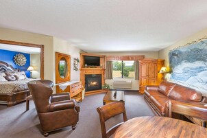 Escritorio, tabla de planchar con plancha, wifi gratis y ropa de cama 