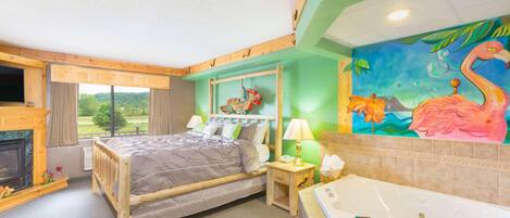 Een hotelkamer met een bed, een zithoek met een lamp, een open haard, een groot raam en een muurschildering van flamingo's.