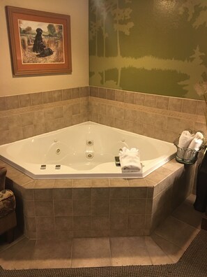 Suite, 1 très grand lit, non-fumeur (Mississippi Decoy Suite) | Baignoire à jets