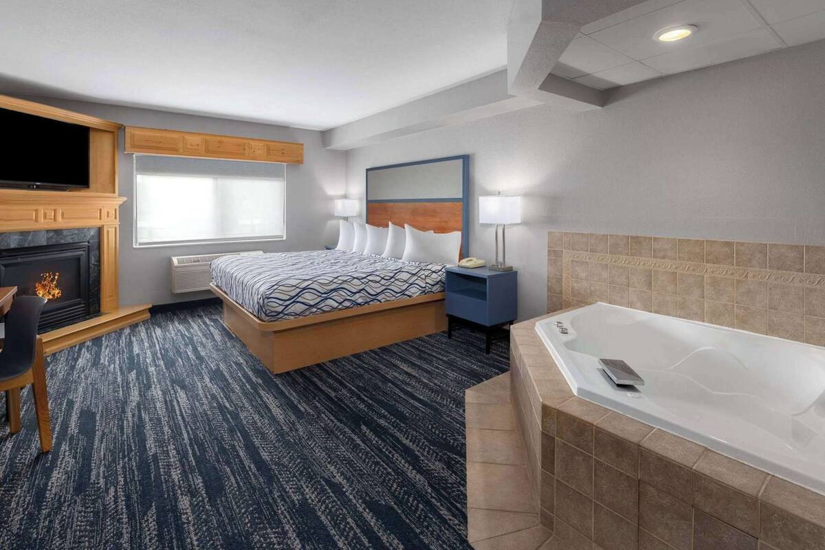 Desk, iron/ironing board, WiFi, alarm clocks