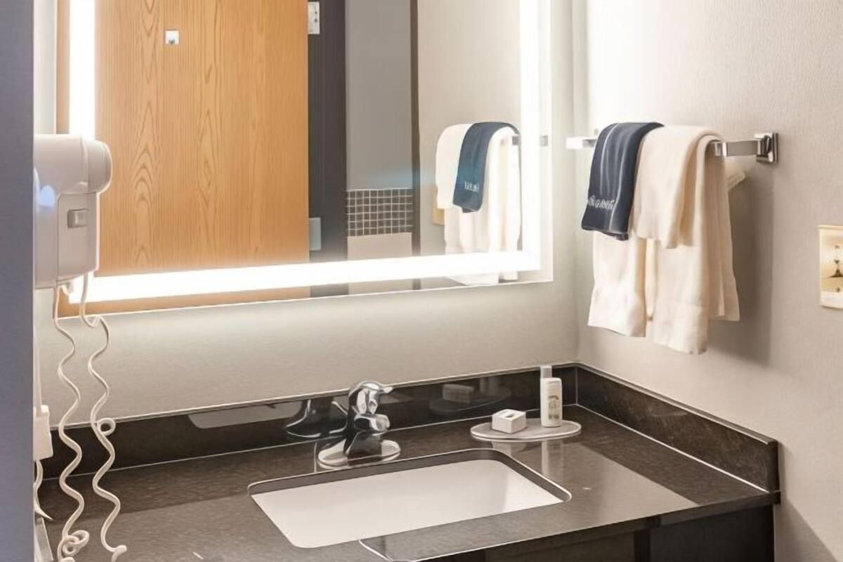 Bathroom | Combined shower/tub, hair dryer, towels