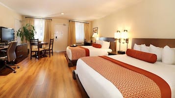 スイート 禁煙 冷蔵庫 & 電子レンジ (2 Queen Beds) | 高級寝具、ピロートップベッド、セーフティボックス (室内)、デスク